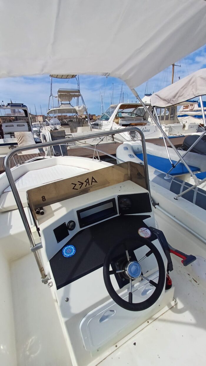 Console and seating layout on Omnia boat rental Alghero