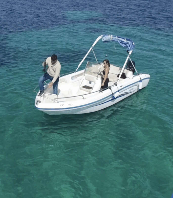 Couple sailing motorboat – boat rental Alghero with Ares Turismo Alghero