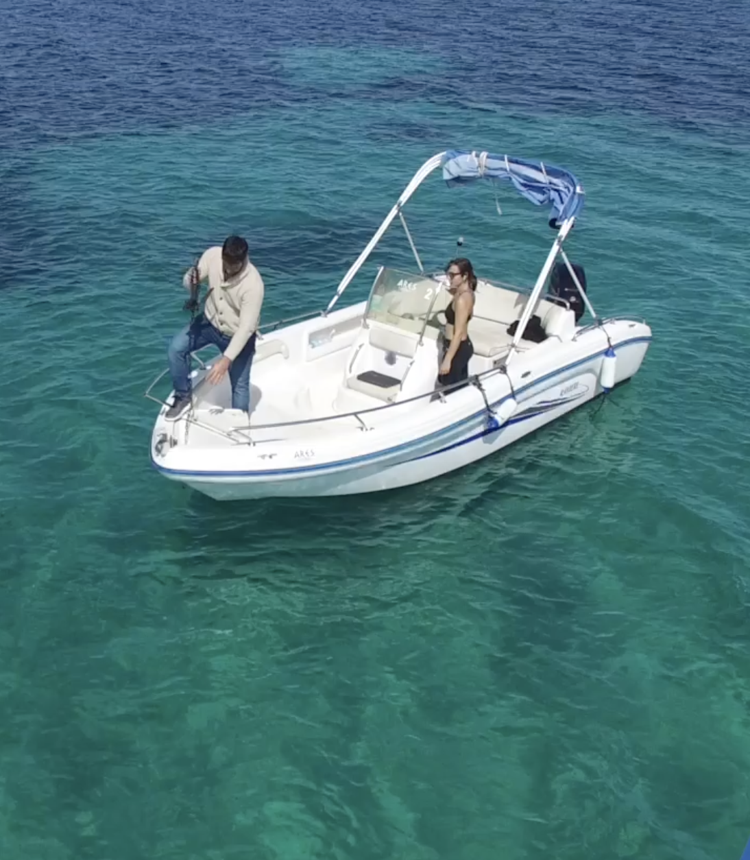 Couple sailing motorboat – boat rental Alghero with Ares Turismo Alghero
