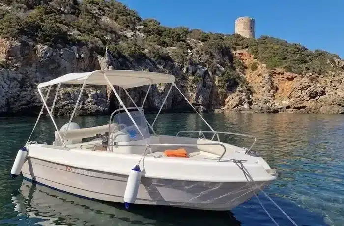 Barco Marinello en el mar de Alguer, costa y torres aragonesas