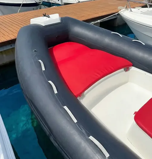 Coussins bain de soleil bateau pneumatique CNC 510 location Alghero sans permis