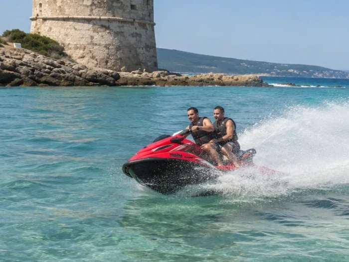Due persone su un Jet Ski ad Alghero durante un noleggio in moto d'acqua