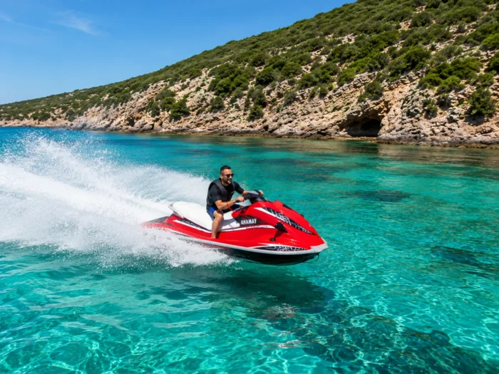 Moto d'acqua Yamaha WaveRunner in navigazione nelle acque cristalline della costa di Alghero