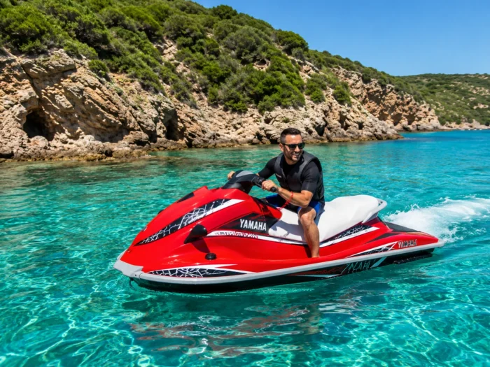 Noleggio moto d'acqua ad Alghero con Yamaha WaveRunner nelle acque cristalline della costa
